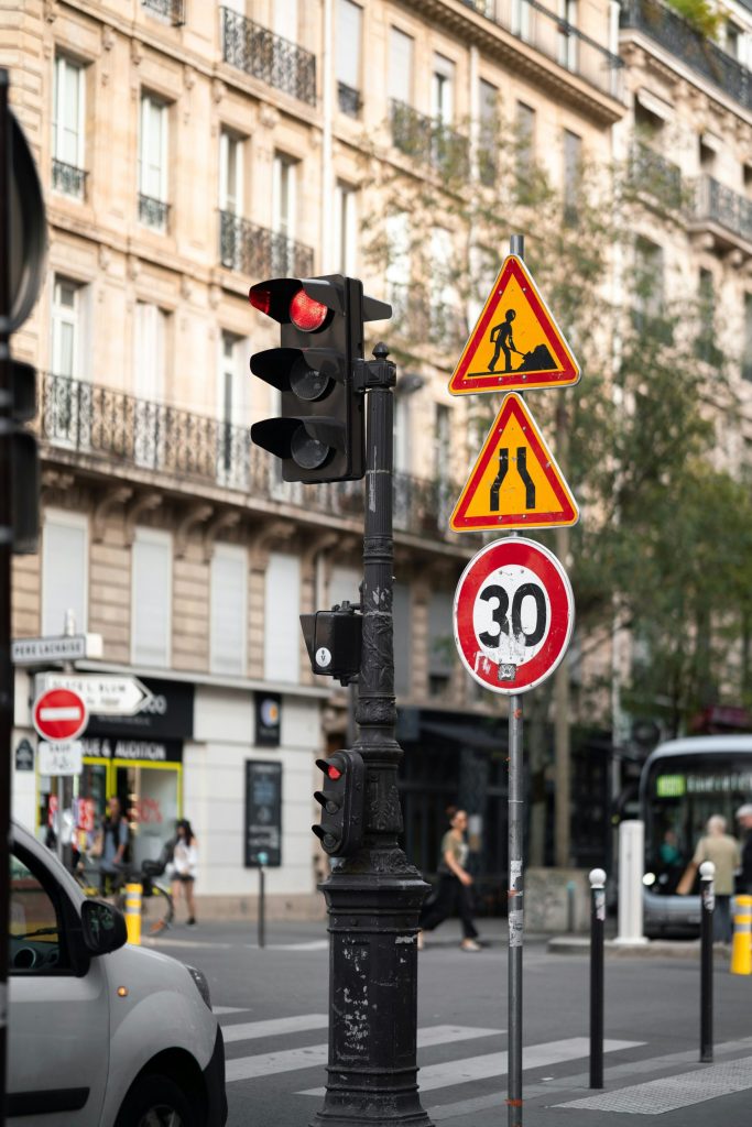 Feux de circulation et panneaux de signalisation dans une rue de la ville